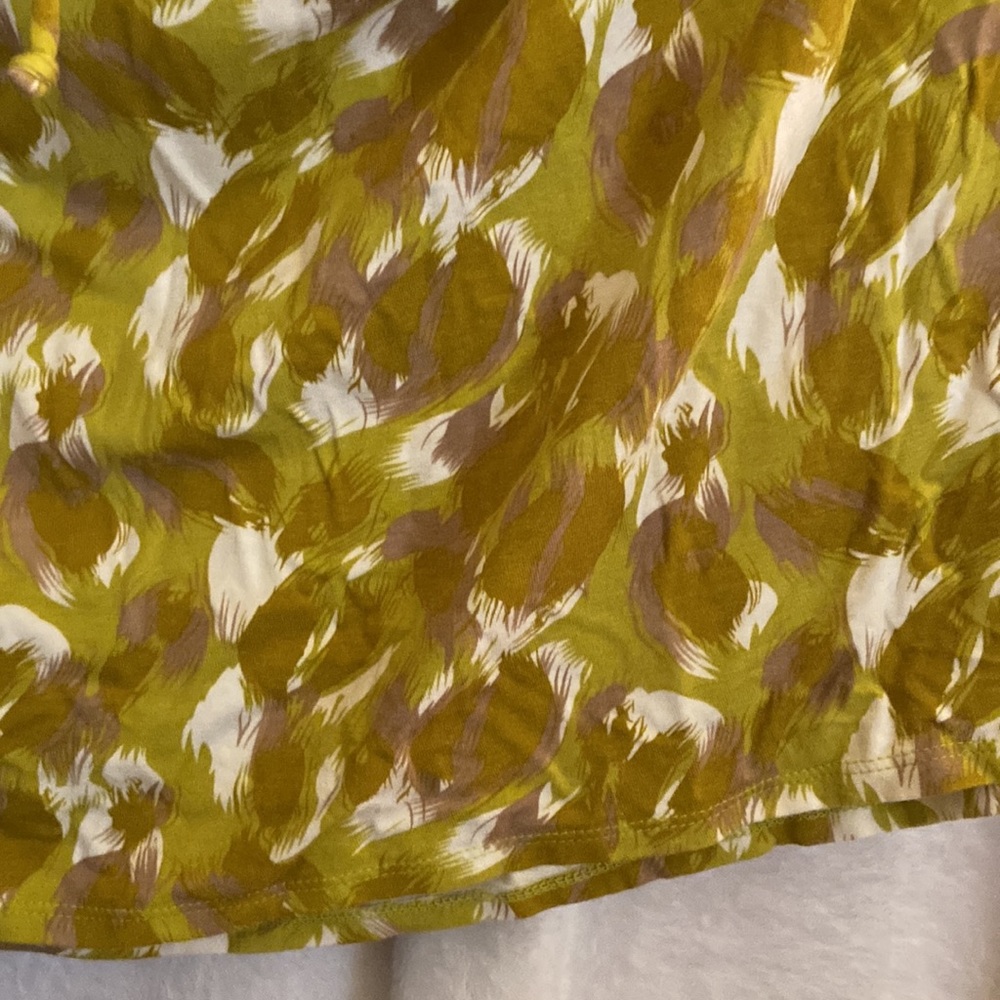 Sleeveless dress with ruffled neckline. - Picture 3 of 8